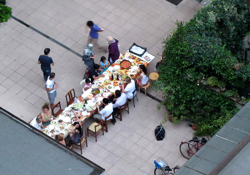 Cena dei vicini al chiaro di luna